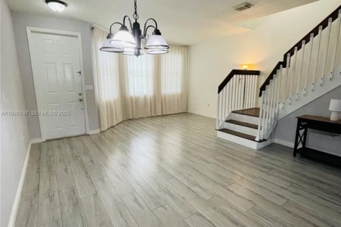 Снять в аренду таунхаус в Хомстед, Флорида 3 спальни, 155.98м2, № 1985920 - фото 7