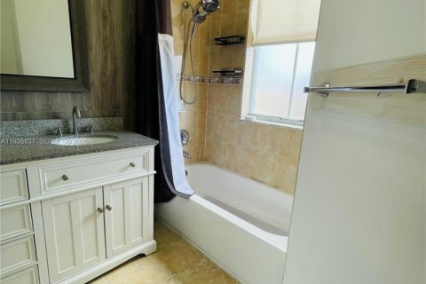 Снять в аренду таунхаус в Хомстед, Флорида 3 спальни, 155.98м2, № 1985920 - фото 24