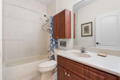 House in Miami, Florida 3 bedrooms, 167.22 sq.m. № 1971431 - photo 20