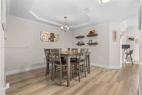 House in Miami, Florida 3 bedrooms, 167.22 sq.m. № 1971431 - photo 6