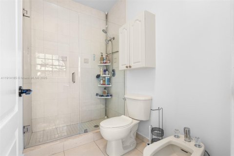 House in Miami, Florida 3 bedrooms, 167.22 sq.m. № 1971431 - photo 25