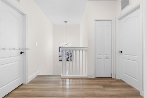 House in Miami, Florida 3 bedrooms, 167.22 sq.m. № 1971431 - photo 15