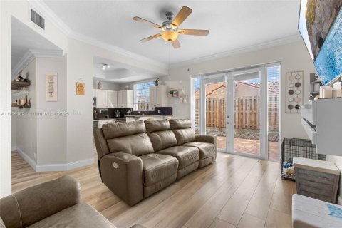 House in Miami, Florida 3 bedrooms, 167.22 sq.m. № 1971431 - photo 9