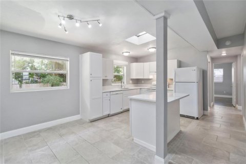 House in Maitland, Florida 3 bedrooms, 171.68 sq.m. № 1832662 - photo 13
