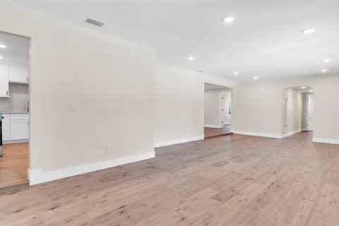 House in Winter Haven, Florida 4 bedrooms, 244.61 sq.m. № 1793371 - photo 13