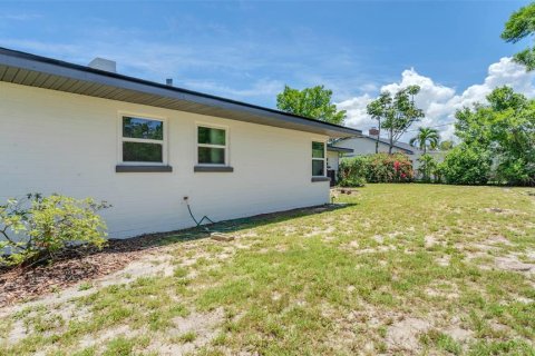 House in Winter Haven, Florida 4 bedrooms, 244.61 sq.m. № 1793371 - photo 9