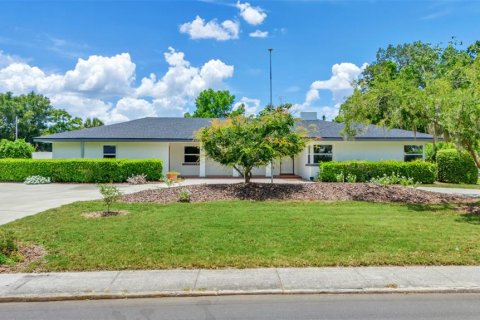 House in Winter Haven, Florida 4 bedrooms, 244.61 sq.m. № 1793371 - photo 1
