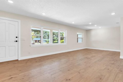 House in Winter Haven, Florida 4 bedrooms, 244.61 sq.m. № 1793371 - photo 11