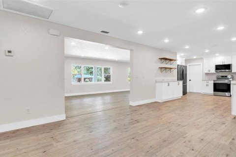 House in Winter Haven, Florida 4 bedrooms, 244.61 sq.m. № 1793371 - photo 15