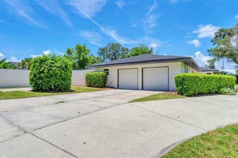 House in Winter Haven, Florida 4 bedrooms, 244.61 sq.m. № 1793371 - photo 4