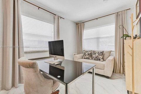 Casa en alquiler en Miami, Florida, 4 dormitorios, 207.17 m2 № 1995186 - foto 20