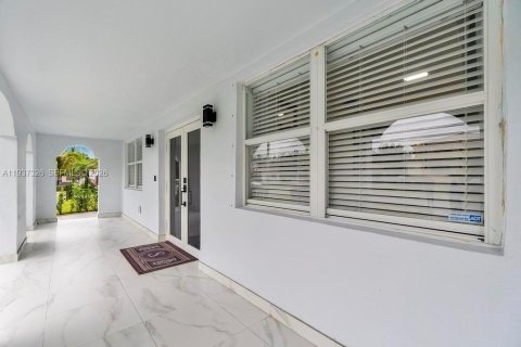 Casa en alquiler en Miami, Florida, 4 dormitorios, 207.17 m2 № 1995186 - foto 4