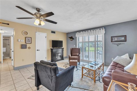 Condo in Astor, Florida, 2 bedrooms  № 2234499 - photo 9