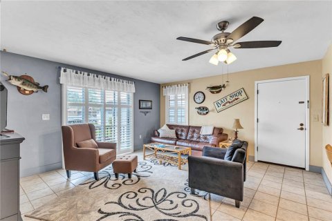 Condo in Astor, Florida, 2 bedrooms  № 2234499 - photo 8