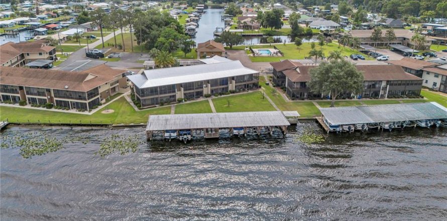 Condo in Astor, Florida, 2 bedrooms  № 2234499