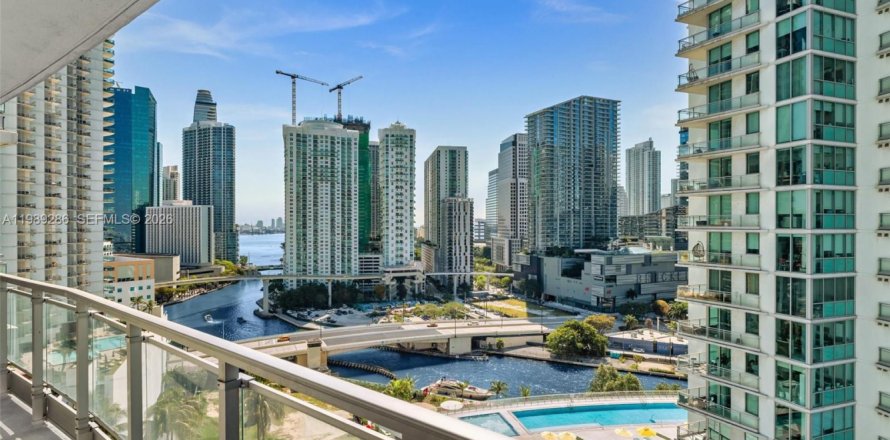 Кондоминиум с 2 спальнями в Майами, Флорида № 2051492