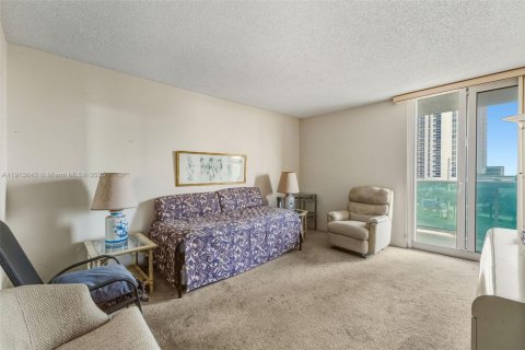 Condo in Sunny Isles Beach, Florida, 2 bedrooms  № 1971738 - photo 11