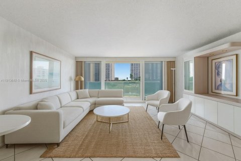 Condo in Sunny Isles Beach, Florida, 2 bedrooms  № 1971738 - photo 2