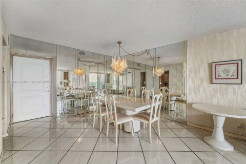Condo in Sunny Isles Beach, Florida, 2 bedrooms  № 1971738 - photo 15