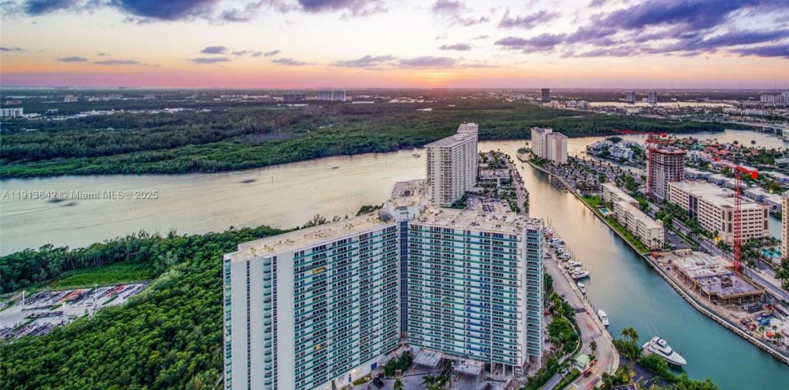 Condo in Sunny Isles Beach, Florida, 2 bedrooms  № 1971738