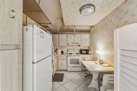 Condo in Sunny Isles Beach, Florida, 2 bedrooms  № 1971738 - photo 10