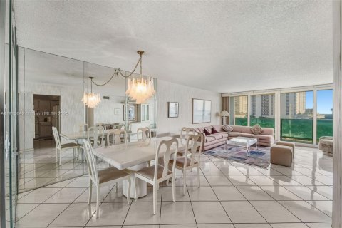 Condo in Sunny Isles Beach, Florida, 2 bedrooms  № 1971738 - photo 7