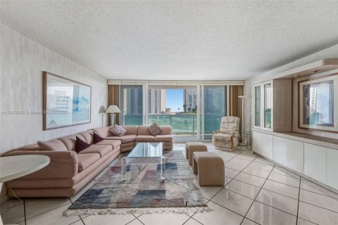 Condo in Sunny Isles Beach, Florida, 2 bedrooms  № 1971738 - photo 9