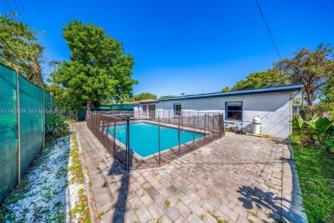 House in North Miami Beach, Florida 4 bedrooms, 206.99 sq.m. № 2020288 - photo 3