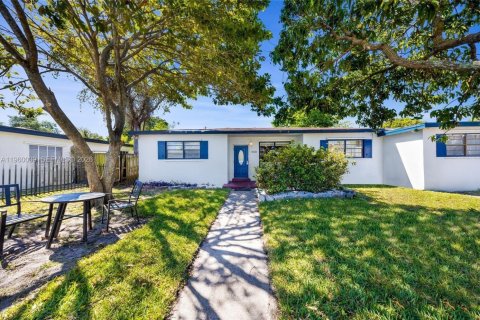 House in North Miami Beach, Florida 4 bedrooms, 206.99 sq.m. № 2020288 - photo 2