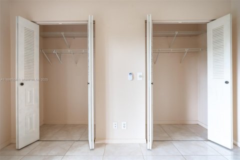 Снять в аренду кондоминиум в Пемброк-Пайнс, Флорида 1 спальня, 63.64м2, № 1947796 - фото 13