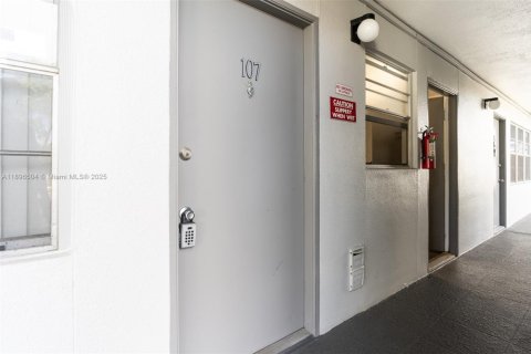 Снять в аренду кондоминиум в Пемброк-Пайнс, Флорида 1 спальня, 63.64м2, № 1947796 - фото 2