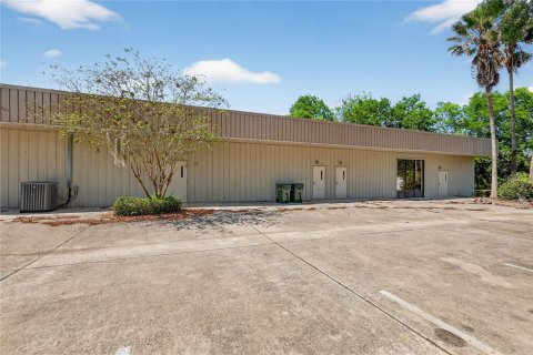 Commercial property in Leesburg, Florida 694.91 sq.m. № 2205741