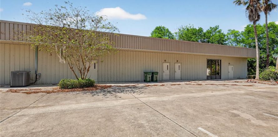 Commercial property in Leesburg, Florida 694.91 sq.m. № 2205741