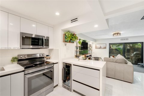 Townhouse in Miami, Florida 2 bedrooms, 81.38 sq.m. № 2026089 - photo 2