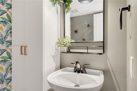 Townhouse in Miami, Florida 2 bedrooms, 81.38 sq.m. № 2026089 - photo 18