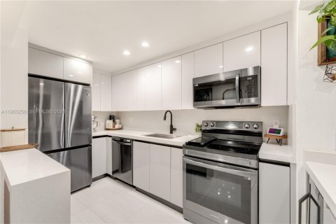 Townhouse in Miami, Florida 2 bedrooms, 81.38 sq.m. № 2026089 - photo 3