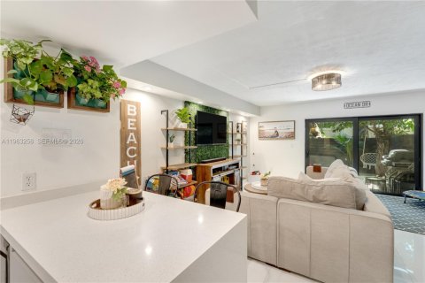 Townhouse in Miami, Florida 2 bedrooms, 81.38 sq.m. № 2026089 - photo 6
