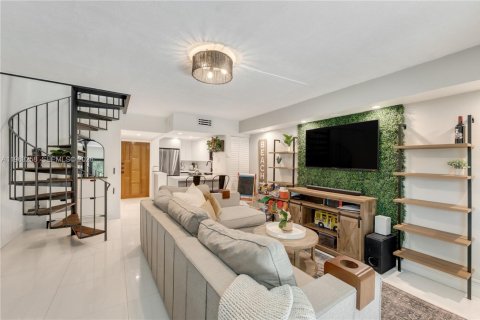 Townhouse in Miami, Florida 2 bedrooms, 81.38 sq.m. № 2026089 - photo 13