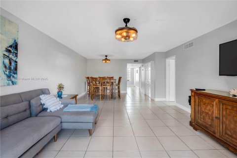 Condo in Weston, Florida, 2 bedrooms  № 1874741 - photo 6
