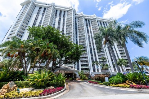 Condo in Miami, Florida, 2 bedrooms № 2079467 - photo 25