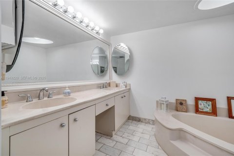Condo in Miami, Florida, 2 bedrooms № 2079467 - photo 18