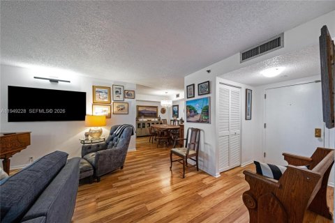 Condo in Miami, Florida, 2 bedrooms № 2079467 - photo 4
