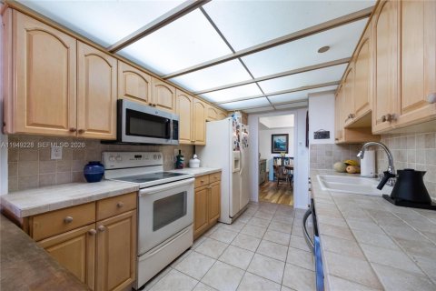 Condo in Miami, Florida, 2 bedrooms № 2079467 - photo 9