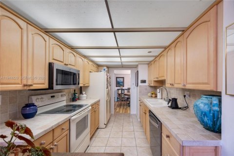 Condo in Miami, Florida, 2 bedrooms № 2079467 - photo 10