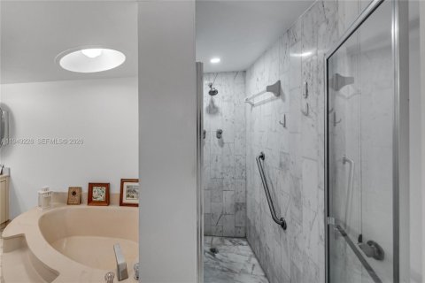 Condo in Miami, Florida, 2 bedrooms № 2079467 - photo 19