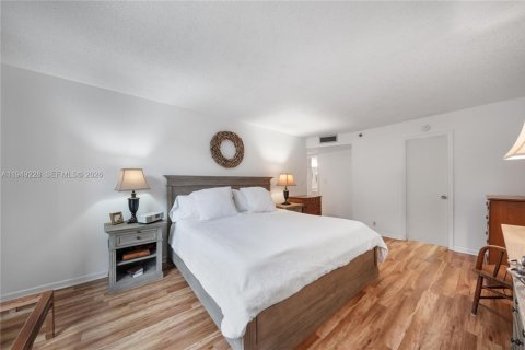 Condo in Miami, Florida, 2 bedrooms № 2079467 - photo 17