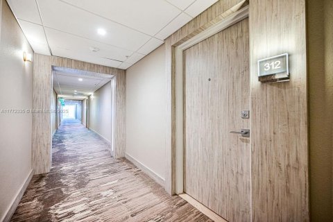 Condo in Bal Harbour, Florida, 1 bedroom  № 1737594 - photo 23