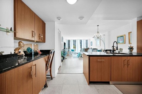 Condo in Bal Harbour, Florida, 1 bedroom  № 1737594 - photo 10