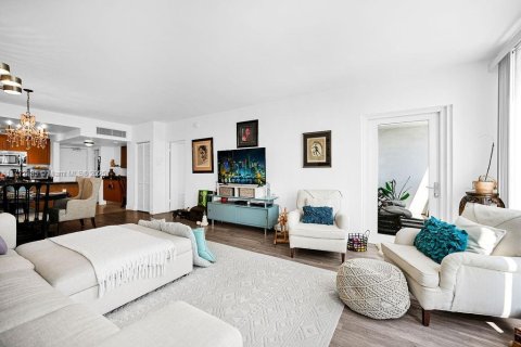 Condo in Bal Harbour, Florida, 1 bedroom  № 1737594 - photo 18