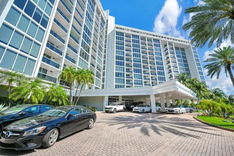 Condo in Bal Harbour, Florida, 1 bedroom  № 1737594 - photo 1